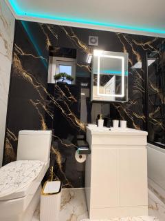 Modern En-Suite Double Bedroom in Cardiff with Private Entrance - 3