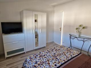 Maison 3 chambres avec garage, proche de toutes commodités, quartier calme - 1
