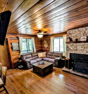 Cozy Cub Log Cabin - Year Round Tranquil Beauty - 9