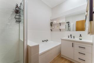 Cozy Newtown 2 bedroom unit - 6
