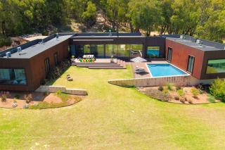 Sophie's Vineyard - Sprawling Scenery with Pool - 0