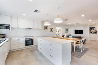 Reverie By The Bay - Walk to Beaches, Relax in Style - 7