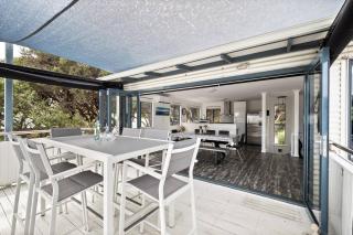 Surfers Paradise - Oceanview Garden Beach House - 1