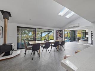 The Roo House - Sprawling Bushland Retreat near Town - 4