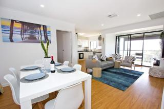 Absolute beachfront 2 bedroom unit Sandy Feet 3 - 8