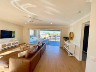 Capri Waterfront Resort-Style 5BR & Pool - 2