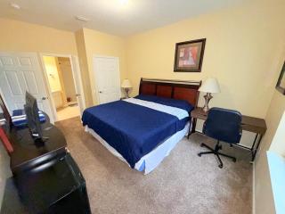 King-size Bed by Convention Center, Universal & Disney - 8