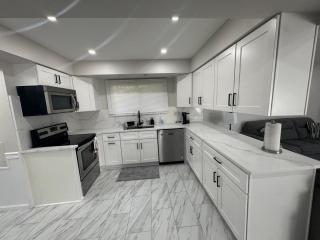 Modern Family Home -3BR -High Speed Wi-Fi Comfort - 9