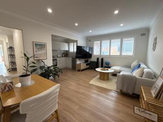 Coogee Sunrise 2 Bed Apt with Parking, Work Desks & Balcony - 0