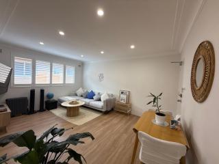 Coogee Sunrise 2 Bed Apt with Parking, Work Desks & Balcony - 8