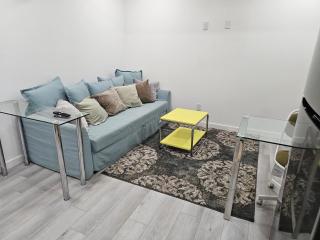 Stylish Basement Suite Near Airport, Trails & Dining - 4
