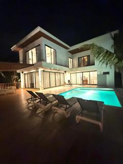 Oceanfront - Villa Catalina - Beach House - 8