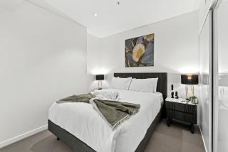 Sky Suite - CBD 2BR with Stunning Views, Pool and Gym - 5