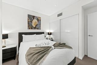 Sky Suite - CBD 2BR with Stunning Views, Pool and Gym - 4