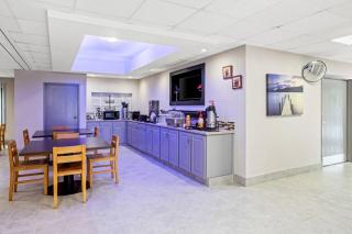 Econo Lodge - 5