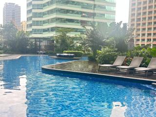 Peaceful Makati Getaway with Shared Pool - 8