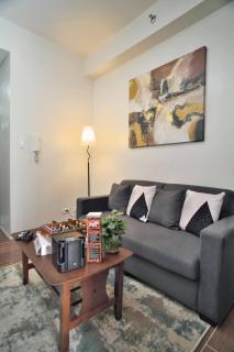 Peaceful Makati Getaway with Shared Pool - 2
