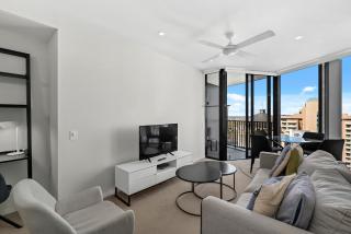 City Center 1BR with Views, Parking and 5 star Rooftop Pool - 1