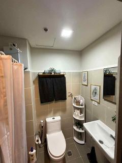Modern Comfort in Pasay – Condo with Pool Access - 1