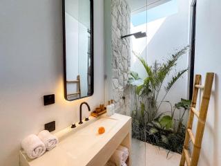 Casa Petak 4 - Charming 2BR Tropical Villa, Bright & Modern in Pererenan - 6