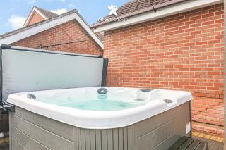 The Roost Group - 8-Bed Home, 5 Mins to M25&A13 - 9