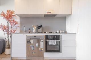 Serene 2br2ba Apt In Parkville Pool Gym Parkin - 9