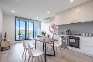 Serene 2br2ba Apt In Parkville Pool Gym Parkin - 0
