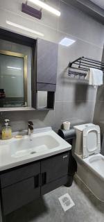 Serene executive 2 bedroom suite near Riverside Square at Winchester Gardens Riverside Drive - 2
