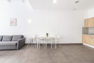 NEW Elegant accommodation - close to Old Port & Train Station - 8