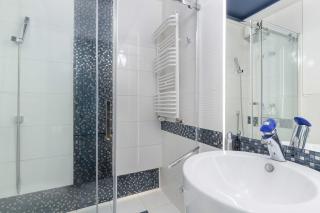 Elegant Blue Apartment in Gdańsk with Parking & Garden by Noclegi Renters - 4