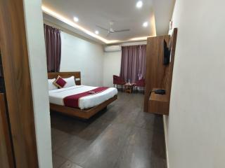 Gayathri Metro Deluxe Rooms - 2