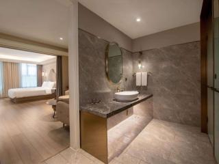 Mercure Shanghai Yu Garden On the Bund - 5 mins taxi to Nanjing Road and Bund - 5