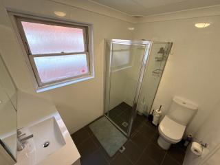 Randwick Shared Apt with Study Desk & Parking - 2