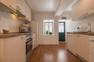 Central Lisbon Stay with Terrace - 1