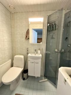 Central 1BR Apartment with Balcony & Free Parking - 1