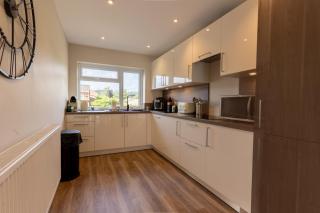 Bungalow in Village Location, near wild swimming lakes, dog friendly sleeps 6 - 4