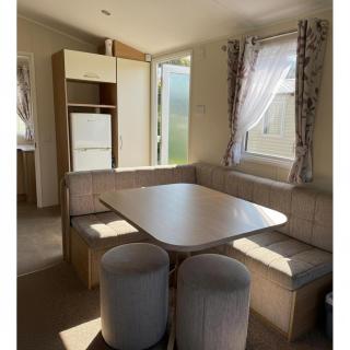 Caravan - sleeps 6 & parking - 9