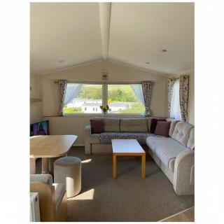 Caravan - sleeps 6 & parking - 8