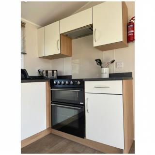 Caravan - sleeps 6 & parking - 5