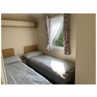 Caravan - sleeps 6 & parking - 1