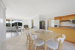 Logans Beach Apartments - BeachHouse - 2