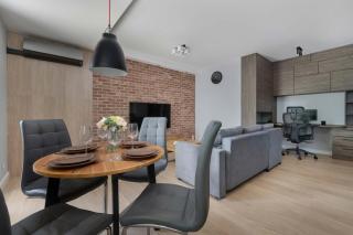 Spacious Wrocław Apartment with Air Conditioning and Two Parking Spaces by Noclegi Renters - 1