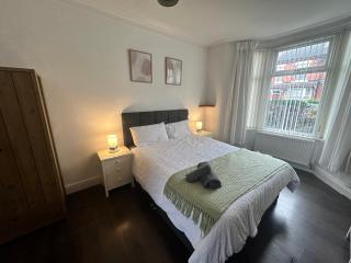 Family-Friendly 4BR Home in Sale, Manchester - Garden & Double Driveway - 7