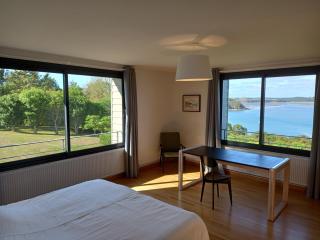 Stunning sea views, sea 100 m away, very large garden - 2