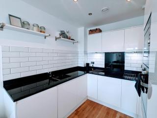 Newly built apartment, stunning views of the city! - 4