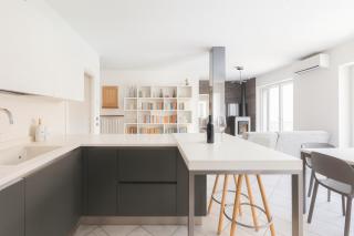 LAKESIDE SERENITY ESCAPE - Free Wi-Fi and Private Parking Included - 8