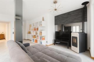 LAKESIDE SERENITY ESCAPE - Free Wi-Fi and Private Parking Included - 4