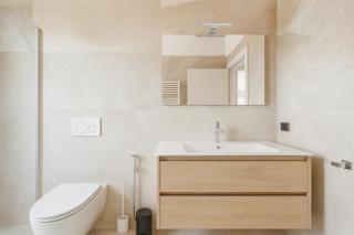 LAKESIDE SERENITY ESCAPE - Free Wi-Fi and Private Parking Included - 2