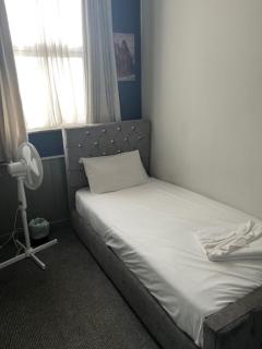 OYO Ivy Hotel - 2