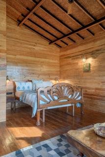 SaffronStays Satori Woodhouse, Ultra two bedroom villa on 8 Acres Estate, By The Mulshi Lake - 4